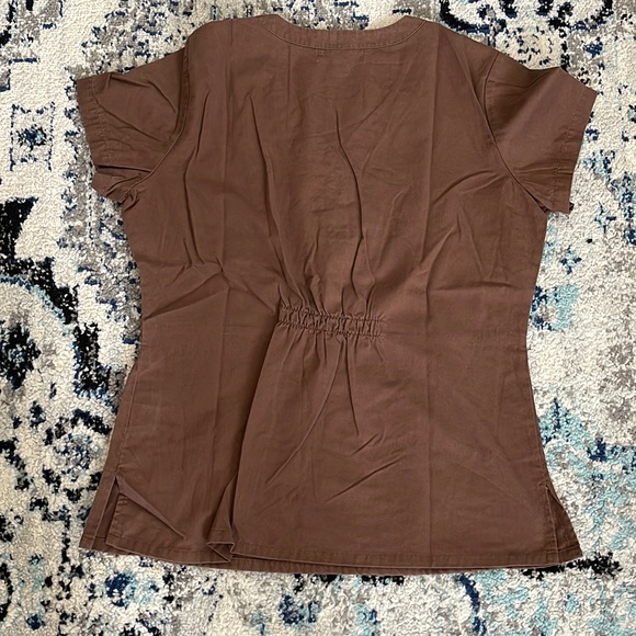 💰3 items for $25 🏷 Koi by Kathy Peterson Justine Brown Scrub Top sz Medium - Picture 4 of 10